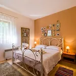 Cute Shabby Chic Apartment Ella